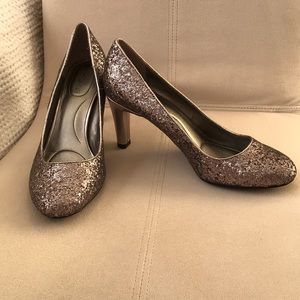 Bandolini B Flexible Glitter Silver Pumps NWOT